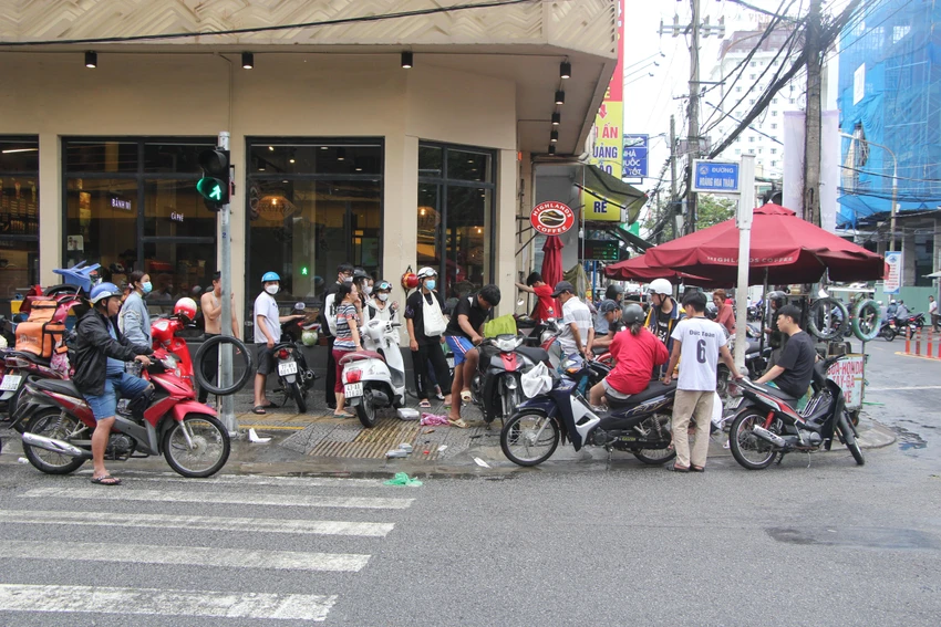 Các tiệm sửa xe máy cũng rất đông người sửa-Ảnh: NGÔ QUANG