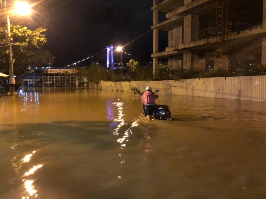 Tuyến đường Xuân Diệu ngập gần nửa mét-Ảnh: NGÔ QUANG Tuyến đường Xuân Diệu ngập gần nửa mét-Ảnh: NGÔ QUANG