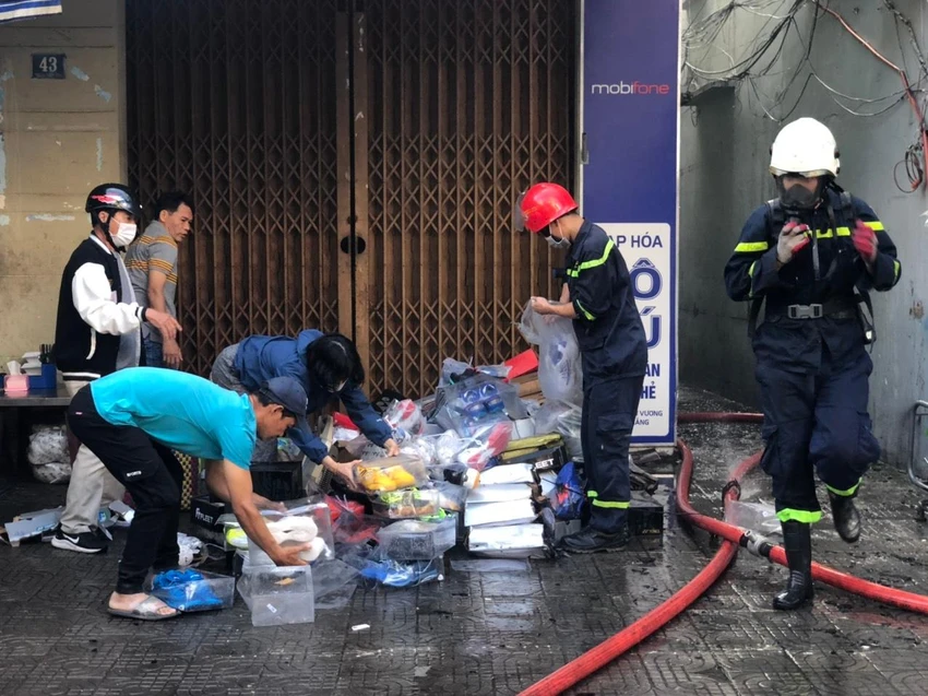 Lực lượng PCCC hỗ trợ cứu tài sản giùm chủ hộ. Ảnh: NGÔ QUANG Lực lượng PCCC hỗ trợ cứu tài sản giùm chủ hộ. Ảnh: NGÔ QUANG