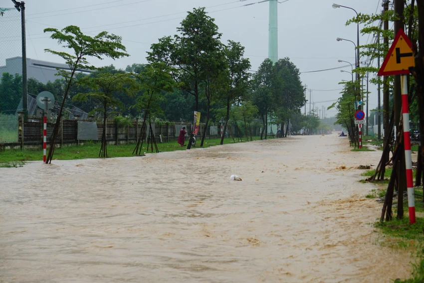 Đường số 4 tại khu Công nghiệp Hoà Khánh nước ngập tràn lên vỉa hè. Ảnh: NGÔ QUANG Đường số 4 tại khu Công nghiệp Hoà Khánh nước ngập tràn lên vỉa hè. Ảnh: NGÔ QUANG
