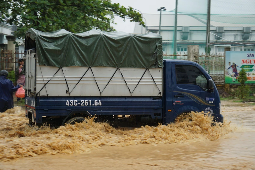 Lượng mưa đo tại Đà Nẵng trong sáng 25-10 là khoảng 80 mm, riêng khu vực Suối Đá mưa trên 130 mm. Ảnh: NGÔ QUANG Lượng mưa đo tại Đà Nẵng trong sáng 25-10 là khoảng 80 mm, riêng khu vực Suối Đá mưa trên 130 mm. Ảnh: NGÔ QUANG