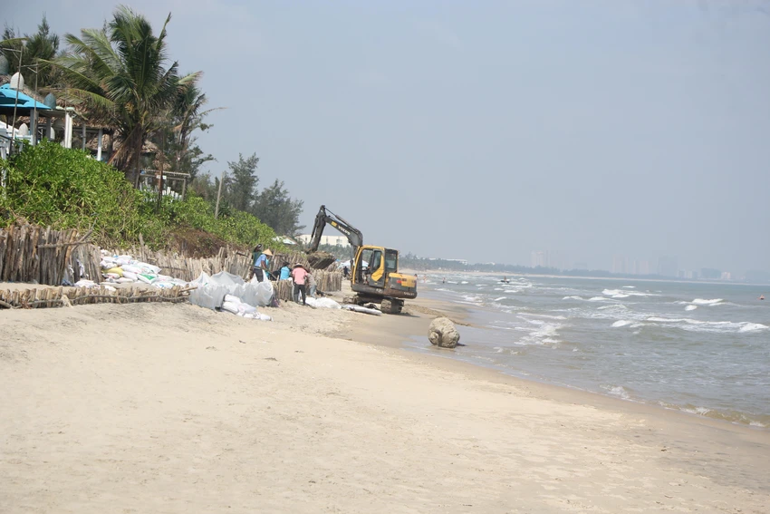 Tình trạng xâm thực cũng lấn sâu vào bãi biển An Bàng, phường Cẩm An, Hội An. Ảnh: NGÔ QUANG Tình trạng xâm thực cũng lấn sâu vào bãi biển An Bàng, phường Cẩm An, Hội An. Ảnh: NGÔ QUANG