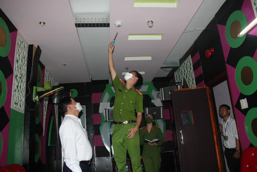 Lực lượng Cảnh sát PCCC-CNCH kiểm tra hệ thống PCCC tại cơ sở Karaoke nằm trên quận Thanh Khê, TP Đà Nẵng. Ảnh: NGÔ QUANG