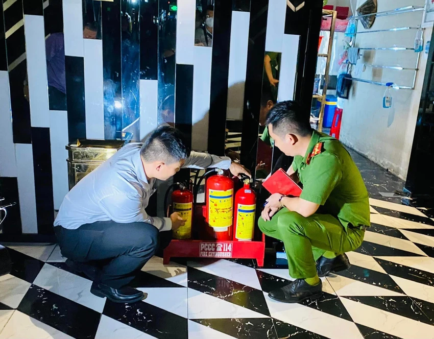 Lực lượng PCCC-CNCH đang kiểm tra tại cơ sở karaoke. Ảnh: NGÔ QUANG