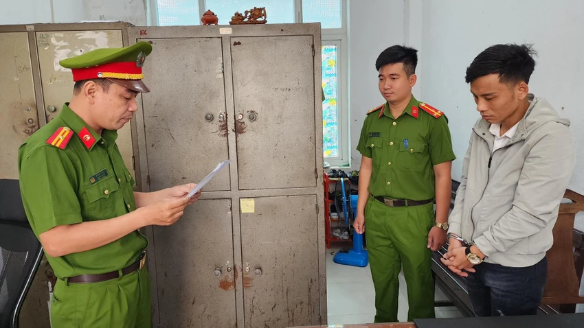 Công an tống đạt quyết định khởi tố bị can, bắt tạm giam Huỳnh Bùi Hậu Anh. Ảnh: CA Công an tống đạt quyết định khởi tố bị can, bắt tạm giam Huỳnh Bùi Hậu Anh. Ảnh: CA
