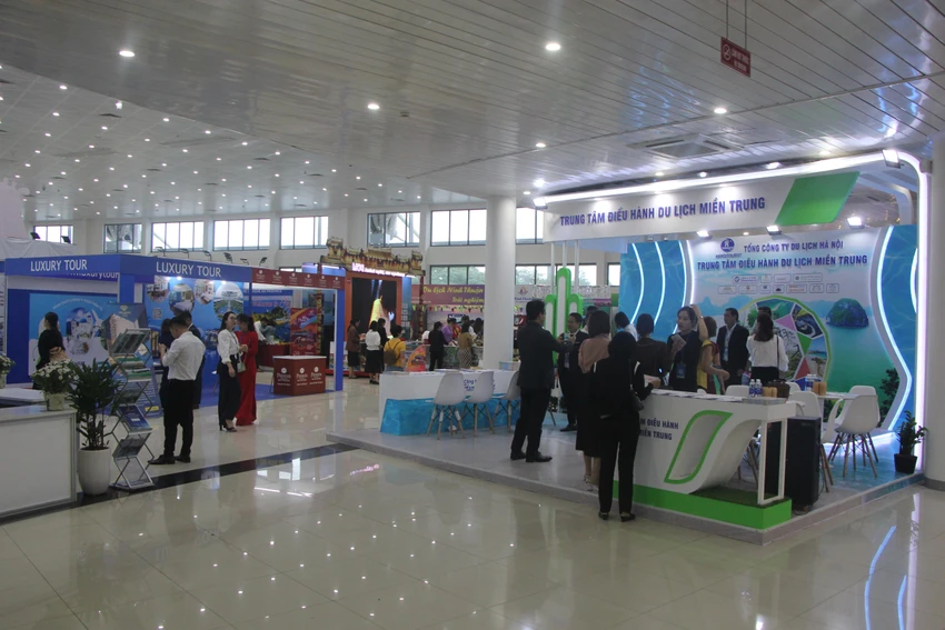 Hơn 300 gian hàng trưng bày tại hội chợ lần này. Ảnh: NGÔ QUANG