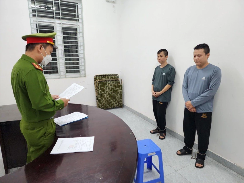 Công an quận Hải Châu thực hiện lệnh bắt Long và Tùng. Ảnh: CA Công an quận Hải Châu thực hiện lệnh bắt Long và Tùng. Ảnh: CA