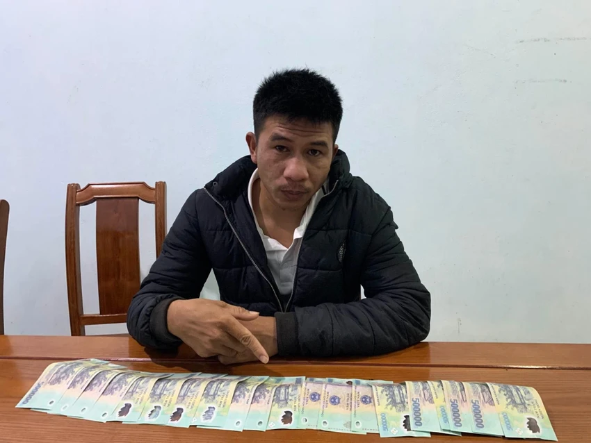 Đoàn Văn Dương cùng tang vật.Ảnh:CA