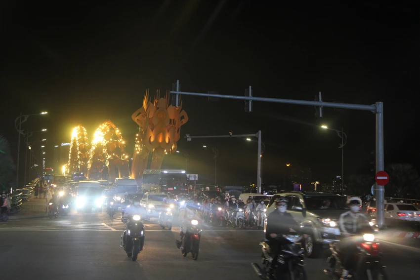 Người dân đổ xô ra đường đi chơi Noel.Ảnh: NGÔ QUANG Người dân đổ xô ra đường đi chơi Noel.Ảnh: NGÔ QUANG