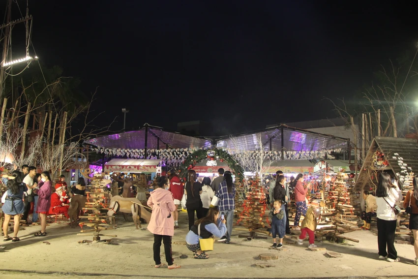 Một trong những địa điểm duy trì không khí lễ hội Giáng sinh rộn ràng qua nhiều năm là chợ đêm Hellio. Một trong những địa điểm duy trì không khí lễ hội Giáng sinh rộn ràng qua nhiều năm là chợ đêm Hellio.