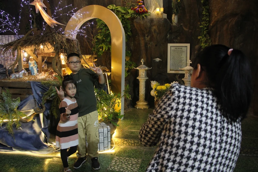 Người dân đổ về các nhà thờ để chụp ảnh, trải nghiệm đêm Giáng sinh. Người dân đổ về các nhà thờ để chụp ảnh, trải nghiệm đêm Giáng sinh.