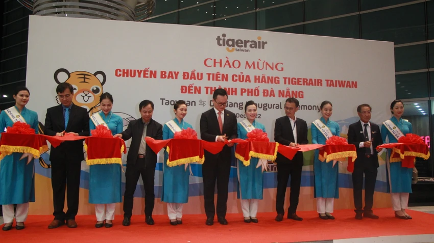 Cắt băng khai trương chuyến bay đầu tiên của hãng Tigerair Taiwan.Ảnh: NGÔ QUANG Cắt băng khai trương chuyến bay đầu tiên của hãng Tigerair Taiwan.Ảnh: NGÔ QUANG