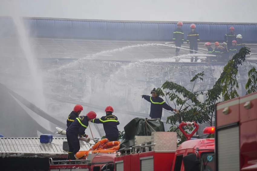 Hơn 100 cán bộ, chiến sĩ có mặt triển khai dập lửa. Ảnh: NGÔ QUANG Hơn 100 cán bộ, chiến sĩ có mặt triển khai dập lửa. Ảnh: NGÔ QUANG