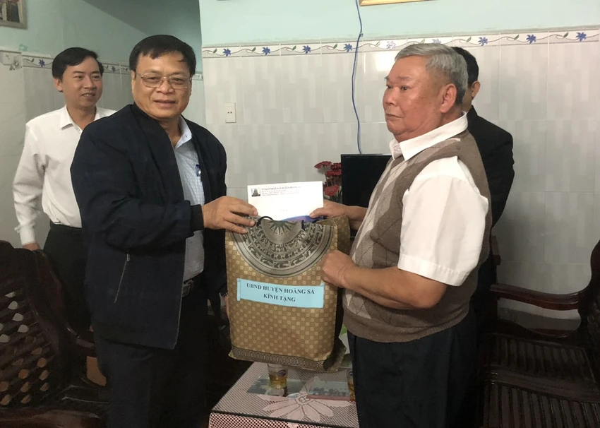 UBND huyện Hoàng Sa trao quà cho ông Trần Văn Sơn, là một trong các nhân chứng Hoàng Sa. Ảnh: NGÔ QUANG