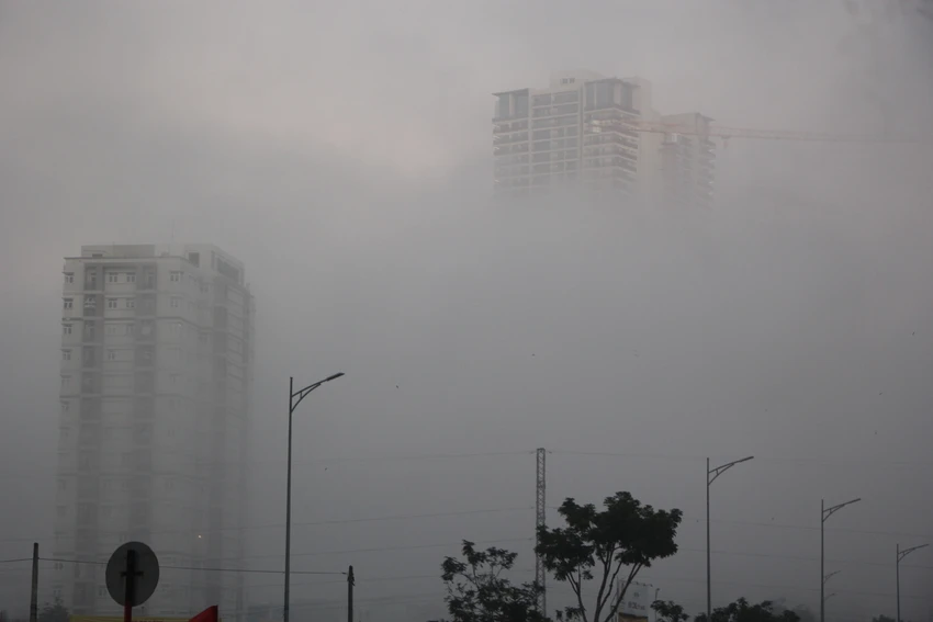 Các toà nhà cao tầng thoát ẩn, thoát hiện trong làn sương. Ảnh: NGÔ QUANG