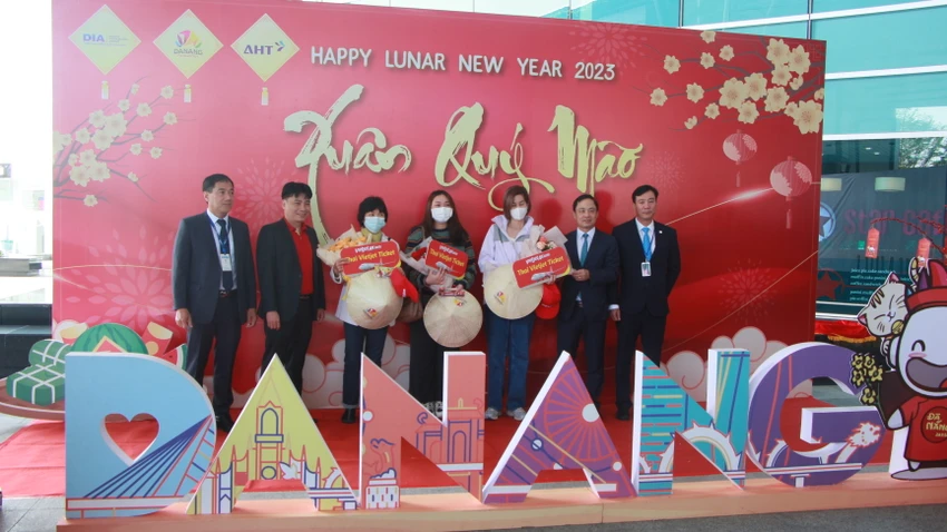 Đón những hành khách đầu tiên xông đất Đà Nẵng.Ảnh: NGÔ QUANG