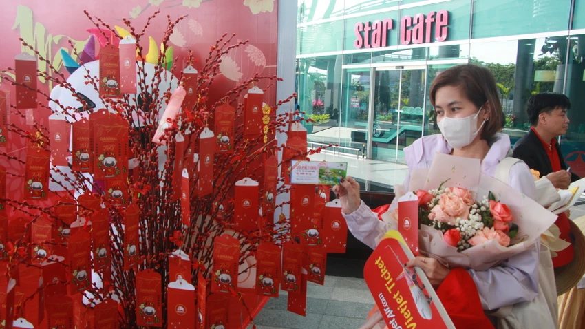 Các du khách hái lộc đầu năm.Ảnh: NGÔ QUANG