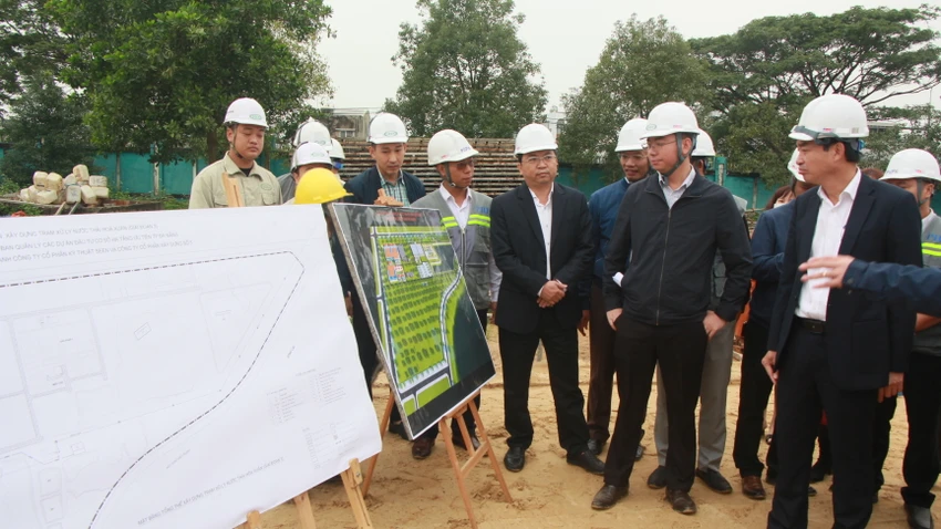 Ông Lê Trung Chinh kiểm tra tiến độ dự án Trạm xử lý nước thải Hòa Xuân giai đoạn 3.Ảnh: NGÔ QUANG Ông Lê Trung Chinh kiểm tra tiến độ dự án Trạm xử lý nước thải Hòa Xuân giai đoạn 3.Ảnh: NGÔ QUANG