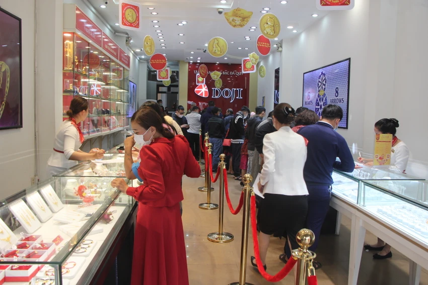 Tại cửa hàng Doji, đường Hùng Vương, quận Hải Châu, khách đến mua vàng đông hơn ngày thường.Ảnh: NGÔ QUANG Tại cửa hàng Doji, đường Hùng Vương, quận Hải Châu, khách đến mua vàng đông hơn ngày thường.Ảnh: NGÔ QUANG