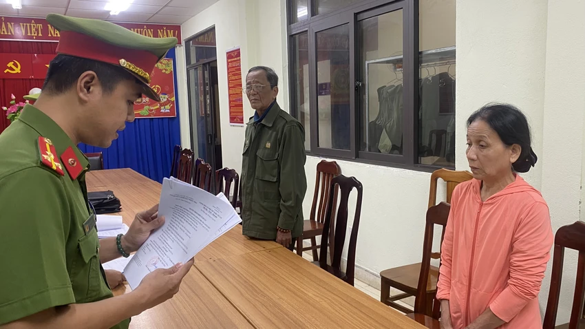 Bà Hương và ông Châu tại cơ quan điều tra.Ảnh: CA Bà Hương và ông Châu tại cơ quan điều tra.Ảnh: CA