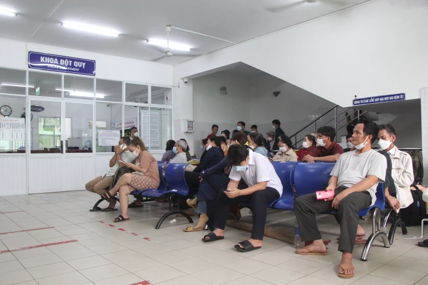 Người thân bệnh nhân đang chờ tới giờ thăm. Ảnh: NGÔ QUANG Người thân bệnh nhân đang chờ tới giờ thăm. Ảnh: NGÔ QUANG