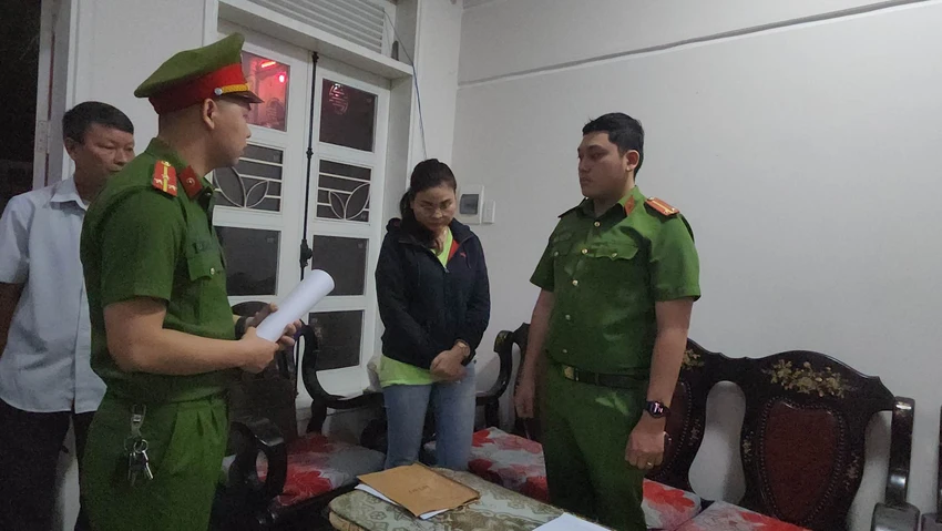 Cơ quan Cảnh sát điều tra Công an TP Đà Nẵng đã tống đạt quyết định khởi tố bà Lâm Thị Hồng Tâm.Ảnh: NGÔ QUANG