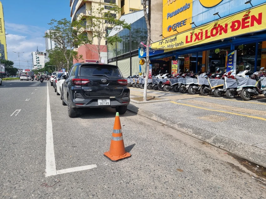 Khu vực được đậu xe bị đặt vật cản giành phần. Ảnh: NGÔ QUANG Khu vực được đậu xe bị đặt vật cản giành phần. Ảnh: NGÔ QUANG