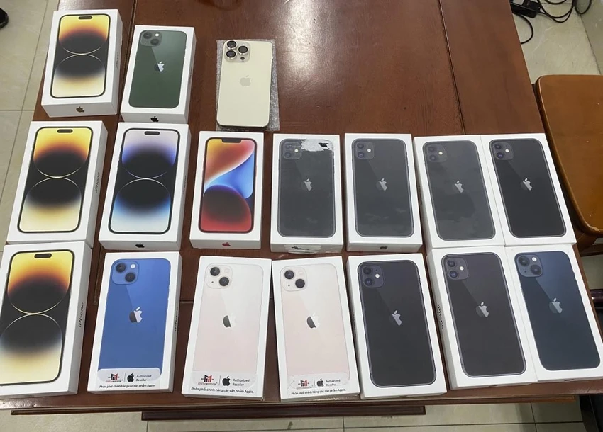 19 điện thoại Iphone các loại bị thu giữ.Ảnh: CA 19 điện thoại Iphone các loại bị thu giữ.Ảnh: CA