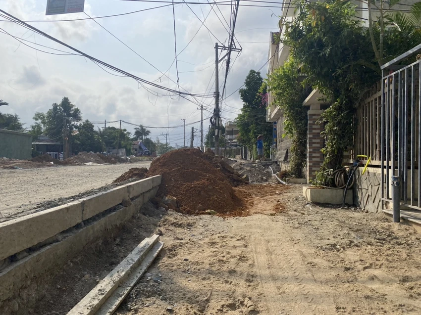 Phần nền của nhà người dân thấp hơn đường 1m. Ảnh: NGÔ QUANG Phần nền của nhà người dân thấp hơn đường 1m. Ảnh: NGÔ QUANG