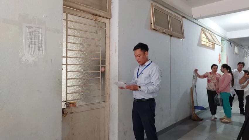Lực lượng chức năng đọc quyết định thu hồi một chung cư thuộc sở hữu Nhà nước tại quận Sơn Trà.Ảnh: GH Lực lượng chức năng đọc quyết định thu hồi một chung cư thuộc sở hữu Nhà nước tại quận Sơn Trà.Ảnh: GH