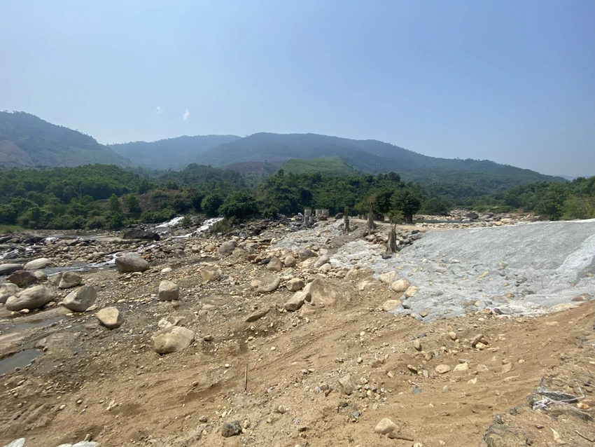 Một đoạn sông Luông Đông bị bê tông hoá. Ảnh: NGÔ QUANG Một đoạn sông Luông Đông bị bê tông hoá. Ảnh: NGÔ QUANG