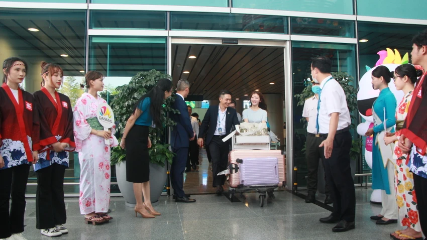 Việc mở thêm các đường bay mới trực tiếp từ các thị trường mới này giúp cho ngành du lịch Đà Nẵng đa dạng hóa thị trường và thu hút được lượng khách du lịch đến với thành phố trong thời gian đến.Ảnh: NGÔ QUANG Việc mở thêm các đường bay mới trực tiếp từ các thị trường mới này giúp cho ngành du lịch Đà Nẵng đa dạng hóa thị trường và thu hút được lượng khách du lịch đến với thành phố trong thời gian đến.Ảnh: NGÔ QUANG