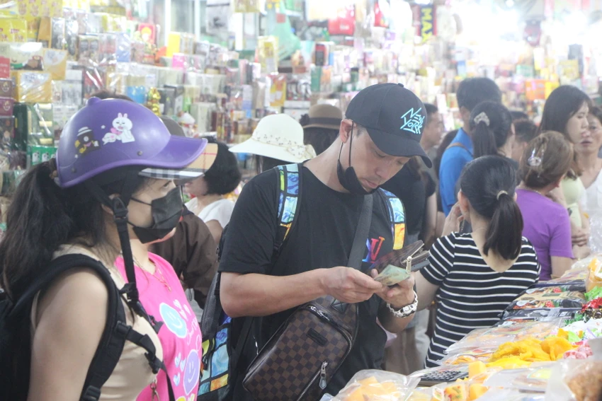 Du khách Hàn Quốc mua sắm tại chợ Hàn.Ảnh: NGÔ QUANG Du khách Hàn Quốc mua sắm tại chợ Hàn.Ảnh: NGÔ QUANG