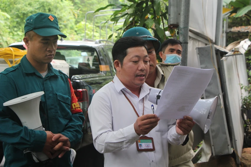 Lực lượng chức năng đọc quyết định cưỡng chế. Ảnh: NGÔ QUANG Lực lượng chức năng đọc quyết định cưỡng chế. Ảnh: NGÔ QUANG