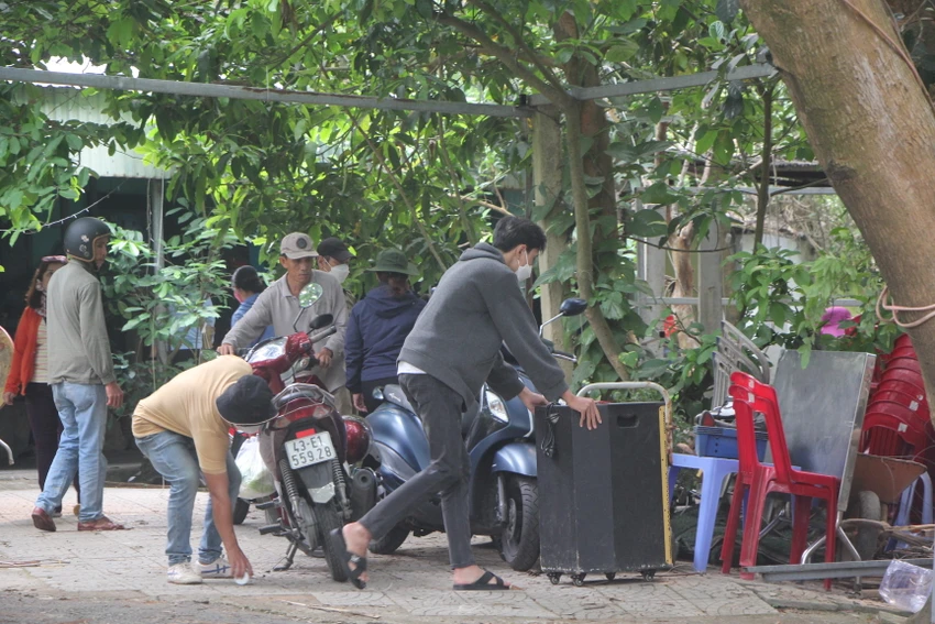 Lực lượng hỗ trợ đem tài sản người dân ra khỏi khu vực cưỡng chế. Ảnh: NGÔ QUANG Lực lượng hỗ trợ đem tài sản người dân ra khỏi khu vực cưỡng chế. Ảnh: NGÔ QUANG