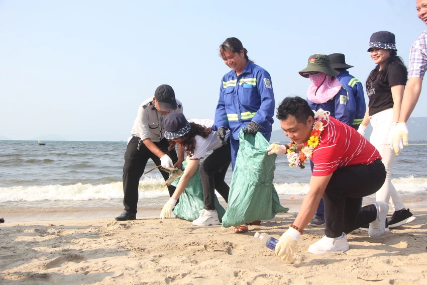 Diễn viên Lý Hùng tham gia dọn vệ sinh môi trường tại nhiều điểm dọc tuyến biển Nguyễn Tất Thành.Ảnh: NGÔ QUANG Diễn viên Lý Hùng tham gia dọn vệ sinh môi trường tại nhiều điểm dọc tuyến biển Nguyễn Tất Thành.Ảnh: NGÔ QUANG