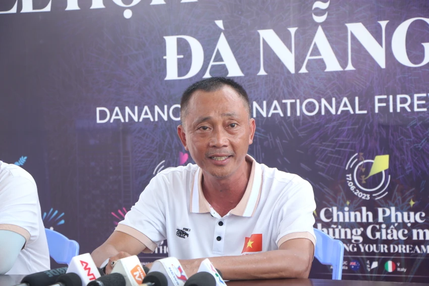 Ông Trần Văn Hùng - phụ trách nhóm kỹ thuật đội pháo hoa Việt Nam.Ảnh: NGÔ QUANG Ông Trần Văn Hùng - phụ trách nhóm kỹ thuật đội pháo hoa Việt Nam.Ảnh: NGÔ QUANG