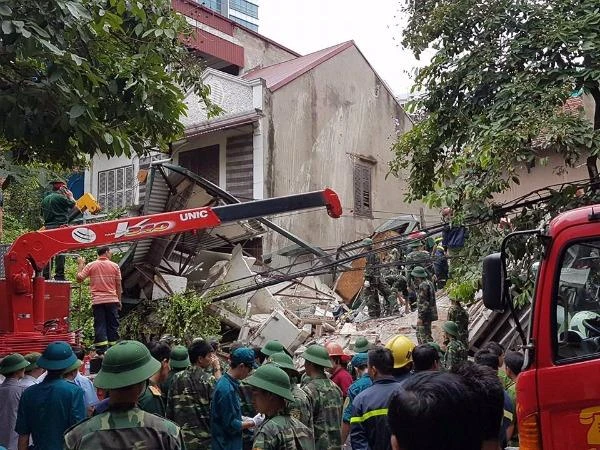 Lực lượng chức năng đang nỗ lực giải cứu.