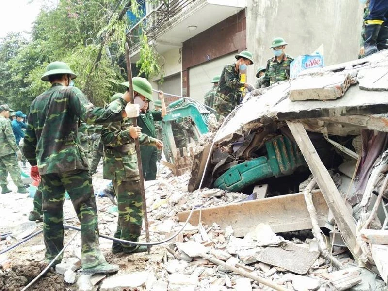 Sập nhà 4 tầng ở Hà Nội: 2 người tử vong ảnh 9 Chiếc máy xúc đào móng nhà 41 bị nhà 43 bị sập đè bẹp