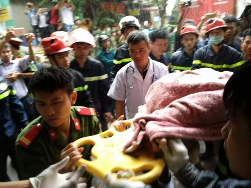 Sập nhà 4 tầng ở Hà Nội: 2 người tử vong ảnh 1 Nạn nhân cuối cùng đã tử vong và được đưa ra khỏi hiện trường.