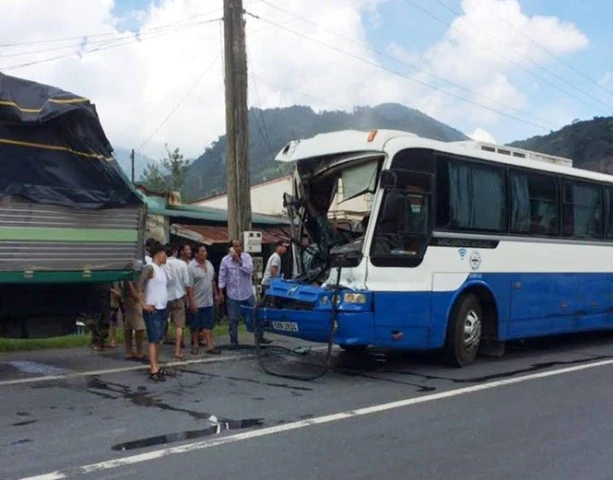 Trao giải thưởng Vô Lăng Vàng cho tài xế 'dìu' xe khách mất thắng ảnh 1 Trao giải thưởng Vô Lăng Vàng cho tài xế 'dìu' xe khách mất thắng ảnh 1