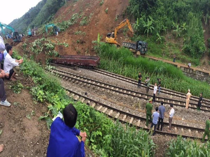 Lở núi, đất đá vùi 7 toa tàu ảnh 1