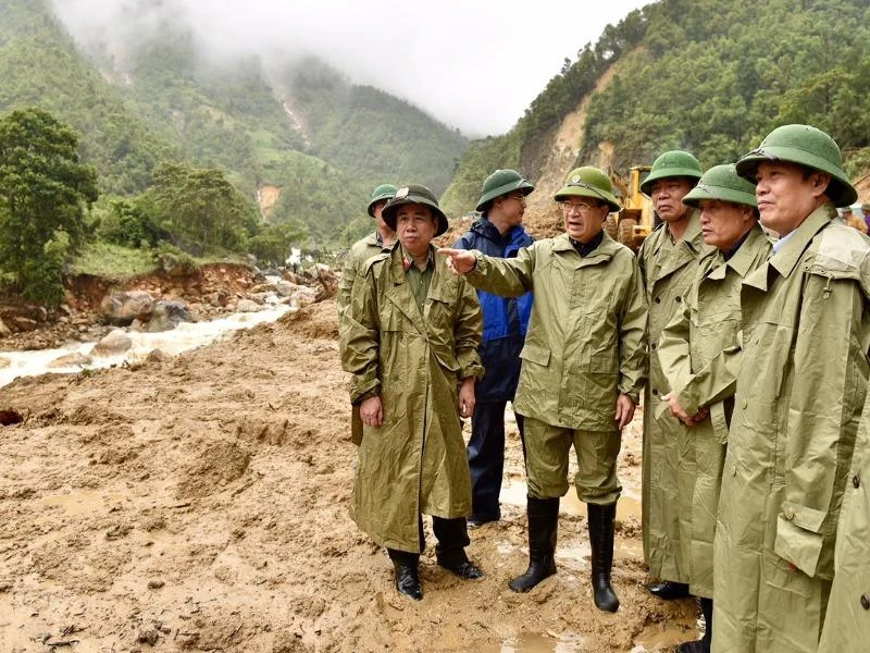 Phó Thủ tướng đến nơi có gia đình 5 người bị lũ cuốn trôi ảnh 1