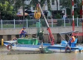 Sông Sài Gòn ngập trong rác thải nhựa