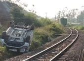 Chậm kéo gác chắn, 1 gia đình trên ô tô gặp nạn