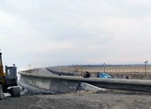 Sạt lở tuyến kè biển uy hiếp sân bay Tuy Hòa