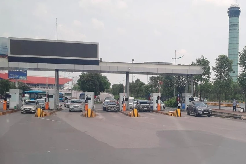 Bộ GTVT lấy ý kiến về việc thu phí xe vào sân bay ảnh 1