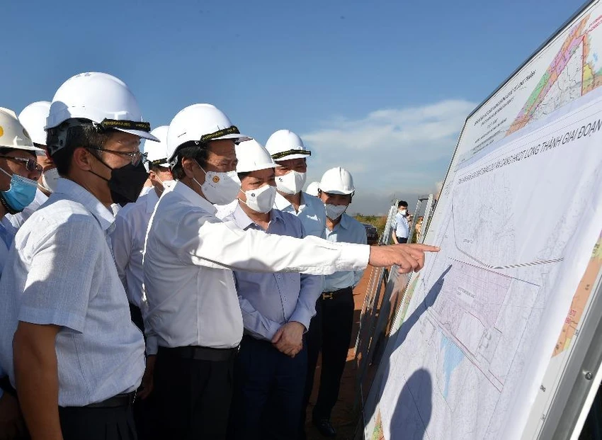 Phó Thủ tướng Lê Văn Thành và Bộ trưởng giao thông Nguyễn Văn Thể kiểm tra dự án sân bay Long Thành. Ảnh: N.LONG