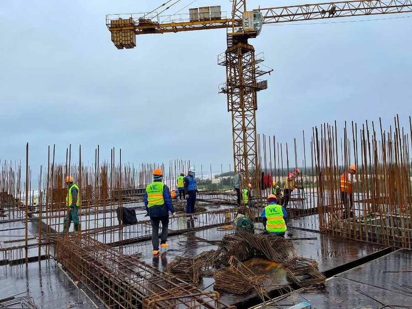 Công nhân đang thi công dự án FLC Quảng Bình. Ảnh: N.HÂN Công nhân đang thi công dự án FLC Quảng Bình. Ảnh: N.HÂN