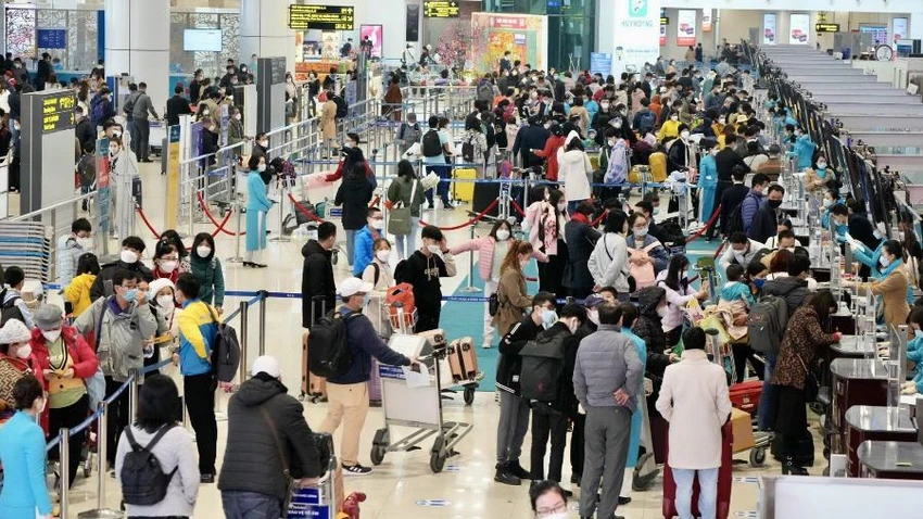 Hành khách qua sân bay Nội Bài tăng cao. Ảnh: N.HÀ Hành khách qua sân bay Nội Bài tăng cao. Ảnh: N.HÀ